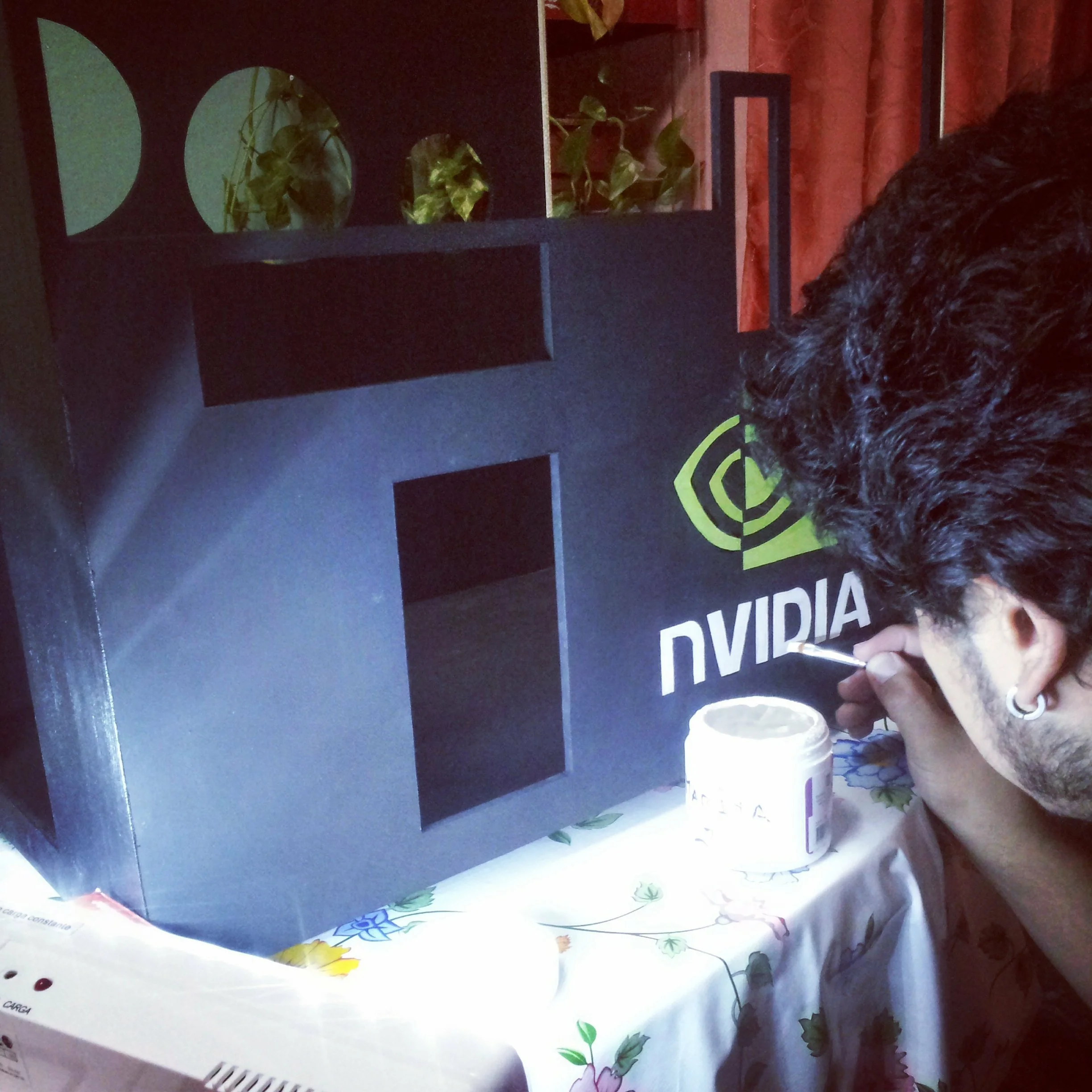 gabinete mdf pintado de negro, diseño del logo de nvidia