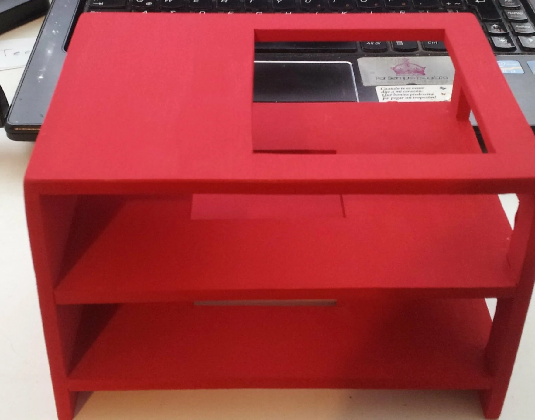 gabinete mdf, bahías para discos rígidos hecha en fibrofácil mdf, pintada de color rojo