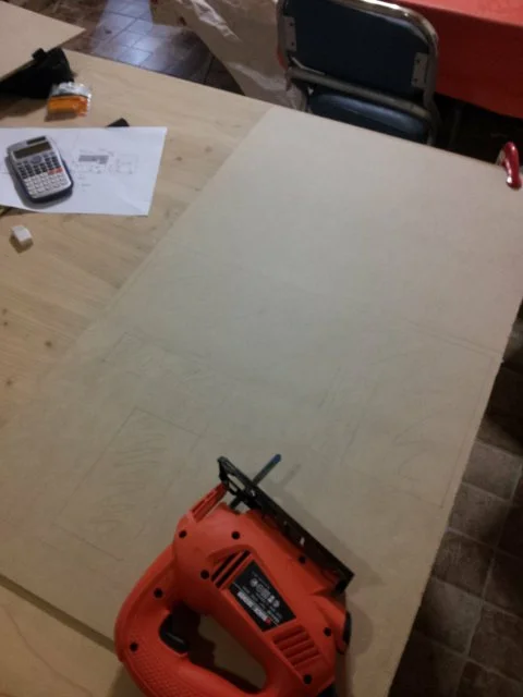 view of the cut of wood for the cabinet mdf, to the front it is observed a caladora.