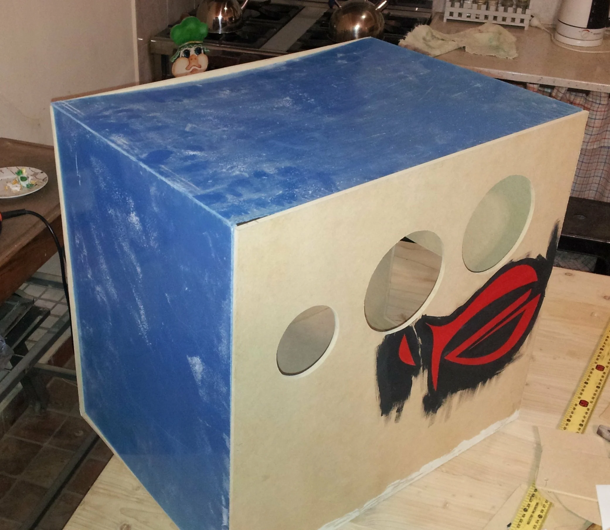 gabinete mdf encolado, con acrílicos y logo de republic of gamers